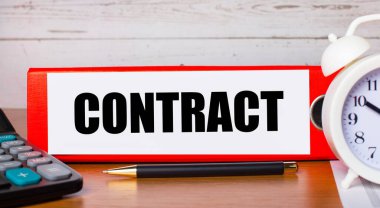 Metin CONTRACT, beyaz alarm saati, hesap makinesi ve kalem içeren kağıtlar için kırmızı klasör. İş konsepti