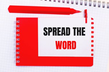 Beyaz bir not defterinde, kırmızı bir kalem, kırmızı bir not defteri ve beyaz bir kağıt üzerinde...