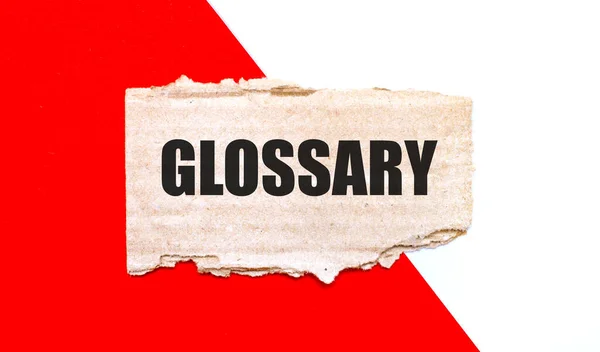 Білому Червоному Тлі Коричневий Рваний Картон Текстом Glossary — стокове фото