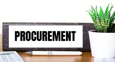 Ahşap bir masada, içinde PROCUREMENT yazan belgeler için bir klasör var. Tencerede yeşil bir bitki, bir kalem ve bir hesap makinesi. İş konsepti.