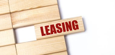 Hafif bir arka planda, tahta bloklar ve yazı kaldırma. Üst görünümü kapat.