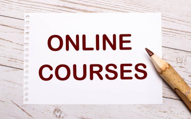 Hafif ahşap bir arka planda, renkli bir kalem ve üzerinde ONLINE COURSERS yazılı beyaz bir sayfa.