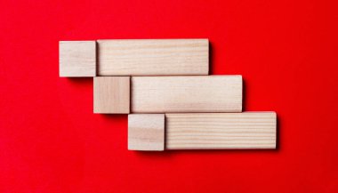 Parlak kırmızı arkaplanda, tahta küpler ve metin eklemek için alanı olan bloklar. Ahşap oyuncakların yapımı. Şablon