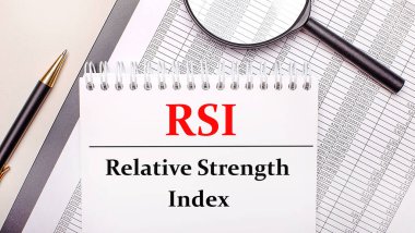 Masaüstü büyüteci, raporlar, kalem ve defter ve metin RSI Göreceli Kuvvet Endeksi. İş konsepti