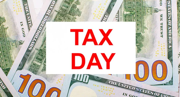 Pozadí Amerických Dolarů Bílá Karta Tax Day Finanční Koncepce — Stock fotografie