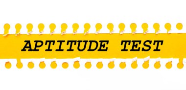 Sarı arkaplan üzerindeki yırtık kağıt şeridi metin APTITUDE TEST ile