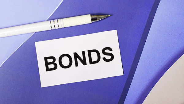 Een Lila Paarse Achtergrond Een Witte Kaart Met Tekst Bonds — Stockfoto
