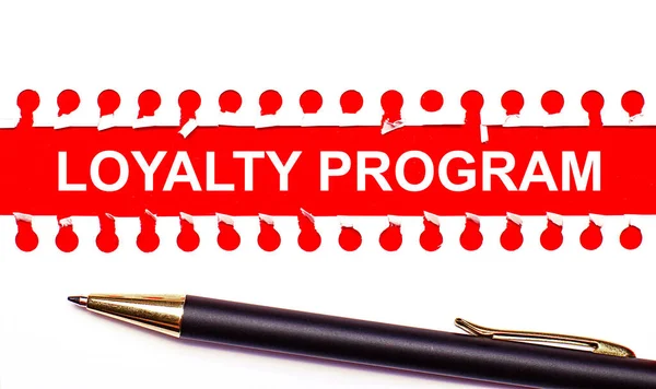 Ручка Белая Порванная Бумага Ярко Красном Фоне Текстом Loyalty Program — стоковое фото