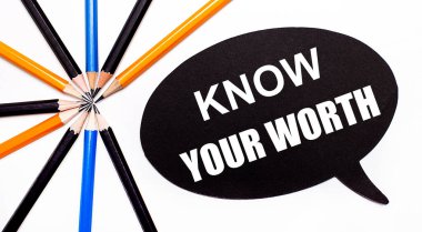 Açık arkaplanda, çok renkli kalemler ve siyah arkaplanda 