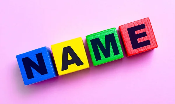 Auf Hellrosa Hintergrund Mehrfarbige Holzwürfel Mit Dem Text Name — Stockfoto