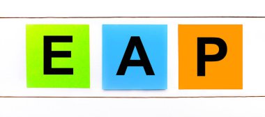 Beyaz tahta arka planda EAP Personel Yardım Programı yazılı üç renkli parlak çıkartma var