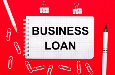 İş adamı iş kredisi konsept düğmesine basıyor. Instagram biçimlendirmesi uygulandı.