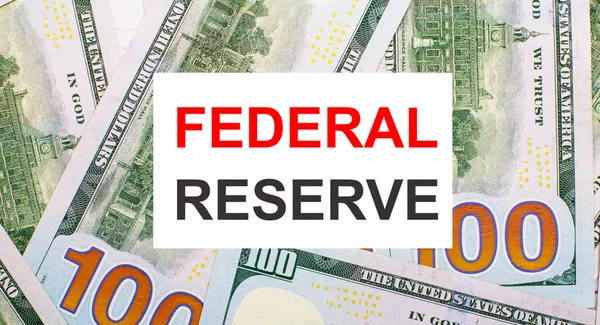 在美元的背景下 一张白色的卡片 上面印有联邦储备 财务概念 — 图库照片