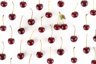 Beyaz, temiz bir arka planda bir dalda bir sürü kiraz.