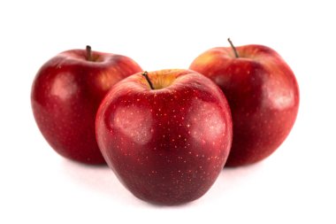 Beyaz arkaplanda üç kırmızı elma.