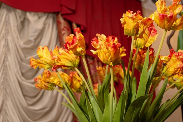 Terry Portakal rengi büyük yapay laleler iç kısımda.