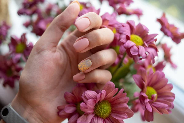 Delikatny Różowy Manicure Paznokciach Mandalą — Zdjęcie stockowe