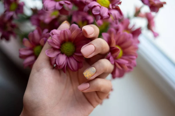 Delikatny Różowy Manicure Paznokciach Mandalą — Zdjęcie stockowe