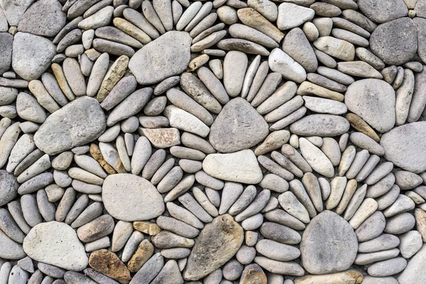 Çiçek elementleriyle taşlarla döşenmiş duvar