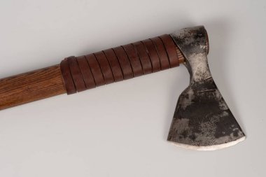 Viking savaş baltası beyaz arka planda izole edildi.