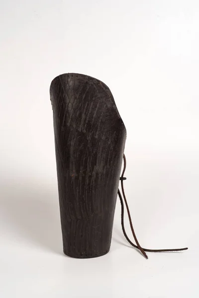 El yapımı deri askılar beyaz arka planda elleri korur.