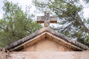 Mezarın ön taraftaki eski girişi, Pina Mezarlığı, Mallorca, Balearic Adaları, İspanya