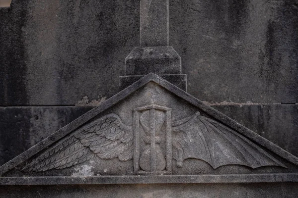 Символ Песочными Часами Крылом Совы Крылом Летучей Мыши Кладбище Пальма — стоковое фото