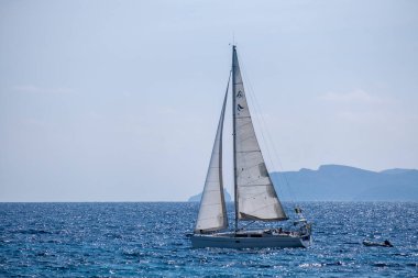 Cabrera adasının önündeki yelkenli, ses Salines deniz feneri, Mallorca, Balear Adaları, İspanya