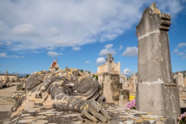 kalbi kırık kadın heykeli, Tomas Vila, Garau de Son Pons ailesinin mezarı, Llucmajor mezarlığı, Mallorca, Balear Adaları, İspanya