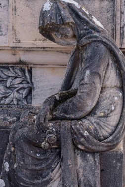 Ağlayan bir kadının heykeli, Caldes Clar de Vernisa ailesinin mezarı, Llucmajor mezarlığı, Mallorca, Balearic Adaları, İspanya