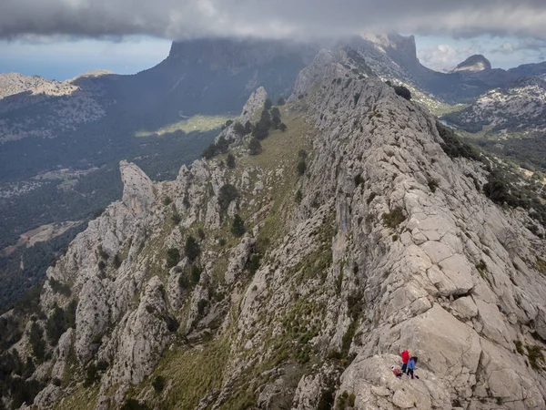 息子の端に登山家トレッラ シエラ Fornalutx Mallorca Balearic Islands スペイン — ストック写真