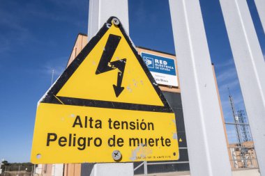 Yüksek voltajlı ölüm tehlikesi uyarısı, Cala Blava alt istasyonu, İspanya elektrik ağı, Llucmajor, Mallorca, Balearic Adaları, İspanya