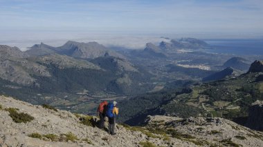Sierra de Tramuntana, Escorca, Mallorca, Balearic Adaları, İspanya 'dan Alcudia ve Pollensa koylarını arayan iki yürüyüşçü.