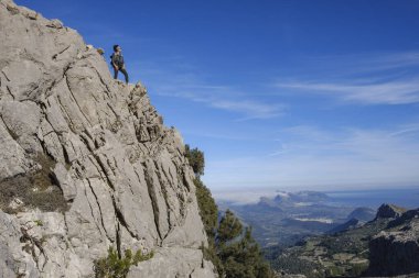 Puig Tomir 'den Fartaritx, Mallorca, Balearic Adaları' na doğru inen yürüyüşçüler