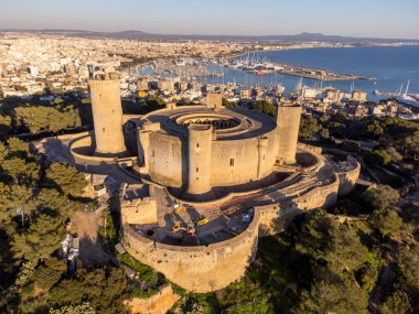 Bellver kalesi ve arkada Palma şehri, Mallorca, Balearic Adaları, İspanya