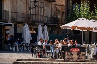 La Caixa cephesi, 1908 'de Miquel Salv tarafından Neo-Gotik tarzda inşa edildi ve kilise, LLucmajor, Mallorca, Balearic Adaları, İspanya