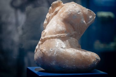 La Caixa cephesi, 1908 'de Miquel Salv tarafından Neo-Gotik tarzda inşa edildi ve kilise, LLucmajor, Mallorca, Balearic Adaları, İspanya