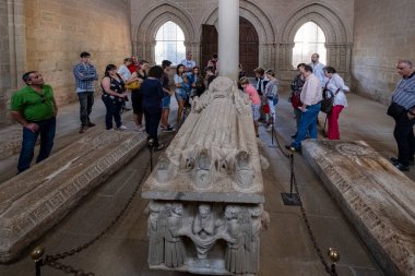 La Caixa cephesi, 1908 'de Miquel Salv tarafından Neo-Gotik tarzda inşa edildi ve kilise, LLucmajor, Mallorca, Balearic Adaları, İspanya