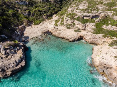 La Caixa cephesi, 1908 'de Miquel Salv tarafından Neo-Gotik tarzda inşa edildi ve kilise, LLucmajor, Mallorca, Balearic Adaları, İspanya
