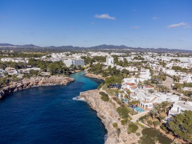 La Caixa cephesi, 1908 'de Miquel Salv tarafından Neo-Gotik tarzda inşa edildi ve kilise, LLucmajor, Mallorca, Balearic Adaları, İspanya