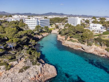 La Caixa cephesi, 1908 'de Miquel Salv tarafından Neo-Gotik tarzda inşa edildi ve kilise, LLucmajor, Mallorca, Balearic Adaları, İspanya