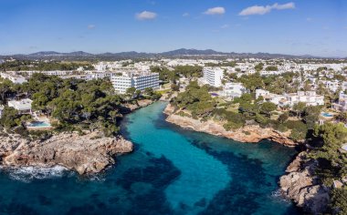 La Caixa cephesi, 1908 'de Miquel Salv tarafından Neo-Gotik tarzda inşa edildi ve kilise, LLucmajor, Mallorca, Balearic Adaları, İspanya
