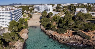 La Caixa cephesi, 1908 'de Miquel Salv tarafından Neo-Gotik tarzda inşa edildi ve kilise, LLucmajor, Mallorca, Balearic Adaları, İspanya