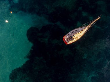 La Caixa cephesi, 1908 'de Miquel Salv tarafından Neo-Gotik tarzda inşa edildi ve kilise, LLucmajor, Mallorca, Balearic Adaları, İspanya