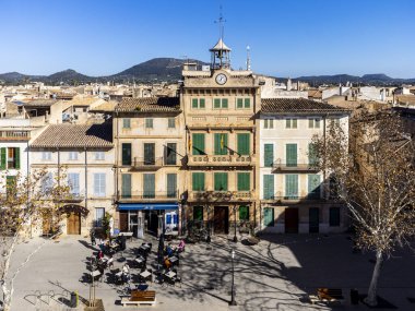görkemli evler ve belediye binası, Plaza Espanya, LLucmajor, Mallorca, Balearic Adaları, İspanya