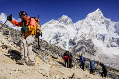  ascendiendo el Kala Patthar.Nuptse 7864 mt y monte Everest 8848 mt. Buzul de Khumbus. agarmatha Ulusal Parkı, Khumbu Himal, Nepal, Asya.