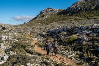 Puig des Teix yolunda yürüyüşçüler, Valldemossa, Mallorca, Balear Adaları, İspanya
