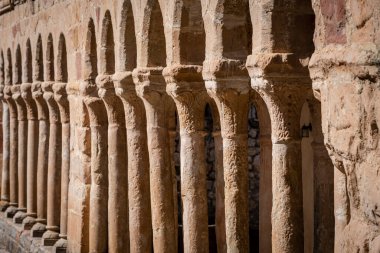 İkili sütunlarda yarı dairesel kemerler sergileniyor, Kurtarıcı Kilisesi, 13. yüzyıl Romen kırsal kesimi, Carabias, Guadalajara, İspanya