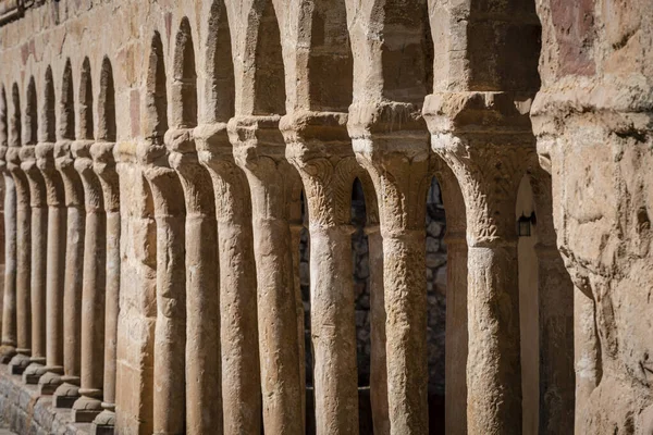 İkili sütunlarda yarı dairesel kemerler sergileniyor, Kurtarıcı Kilisesi, 13. yüzyıl Romen kırsal kesimi, Carabias, Guadalajara, İspanya