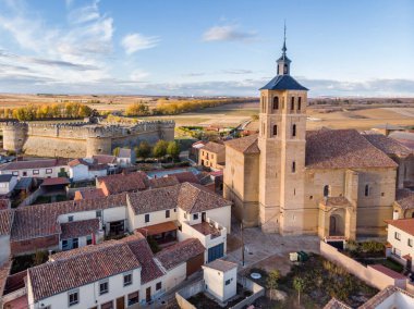 Grajal de Campos Kalesi, 16. yüzyıldan kalma askeri bir yapı. 10. yüzyıldan kalma bir başka kale, Castilla y Leon, İspanya.